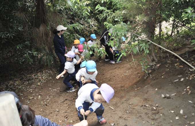 ロープにつかまり山登り